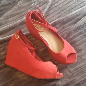 Red Rogue helium wedge peep toe